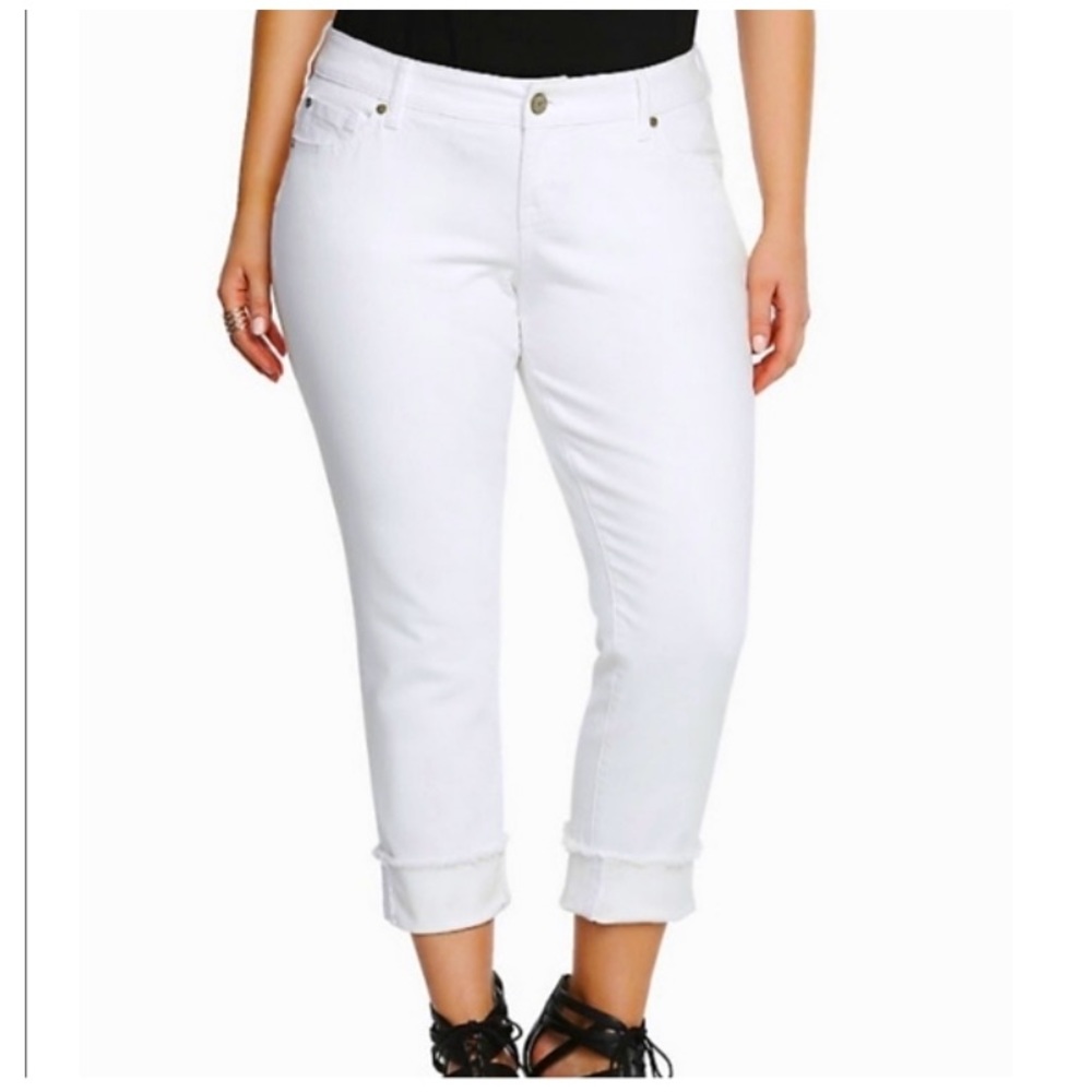 TORRID WHITE BOYFRIEND CROP RAW HEM MID-RISE PANT